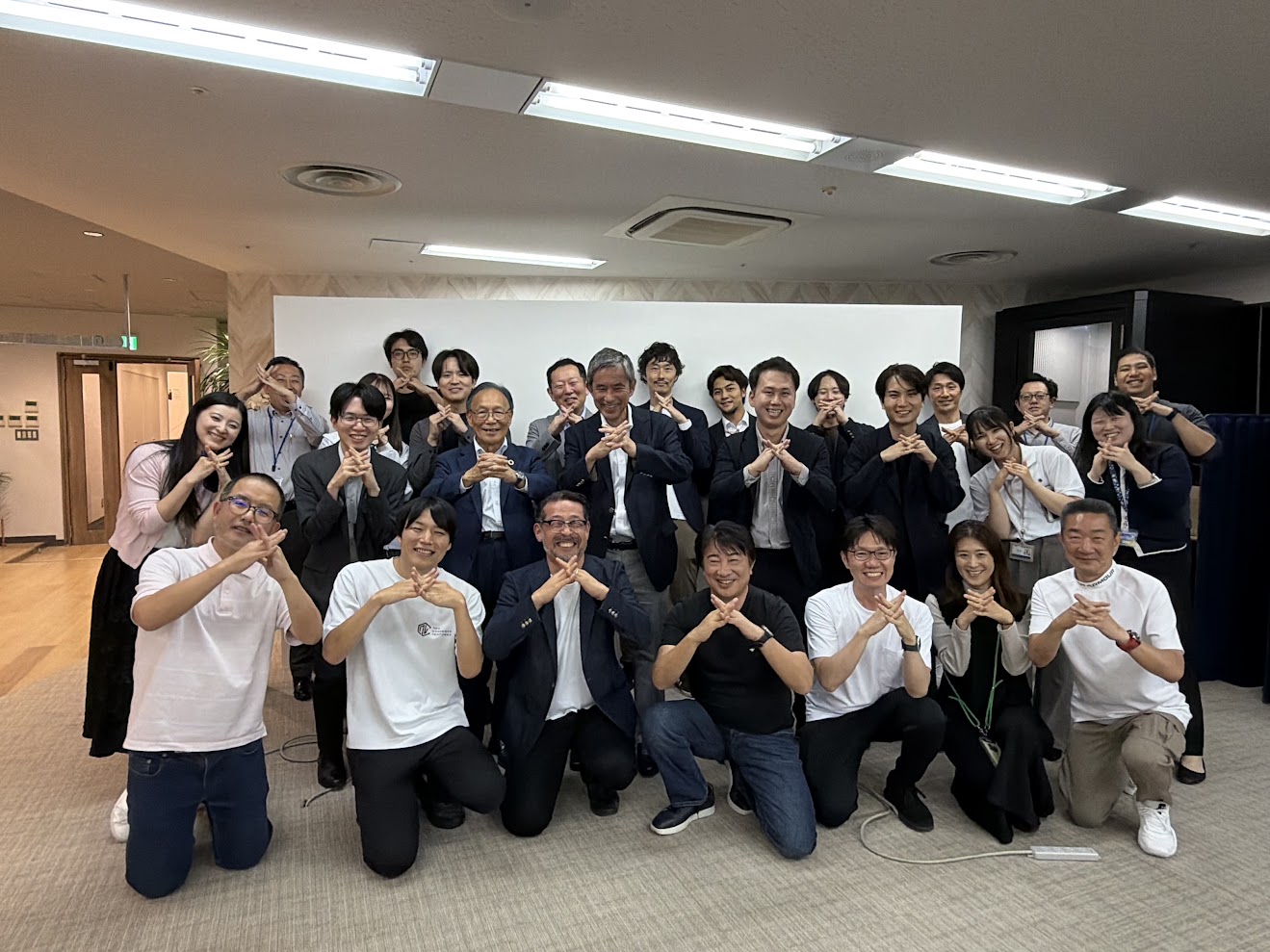 参加者と講師が対話するオープンアカデミー